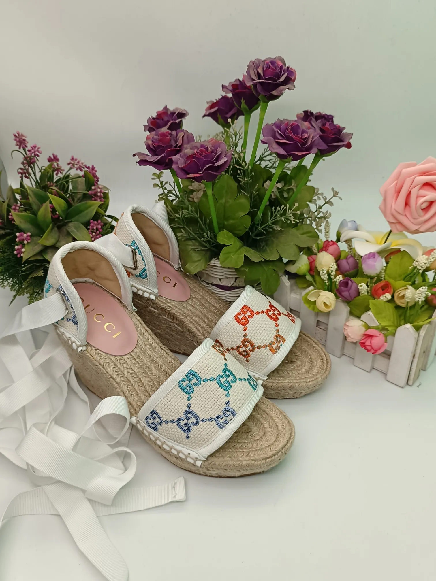 👟👟Ex-factory price 440👟👟 GUCCI wedge fisherman sandals, thick-soled straw, high-end quality, fabric: double G fabric, electric embroidery, lining: mixed sheepskin lining, yardage: 35～42, color: pure white. Dear new and old customers, the picture has been updated, please transfer the image to change. The upgraded version of the wedge heel currently has more than 40 colors. Transfer the image to sell.